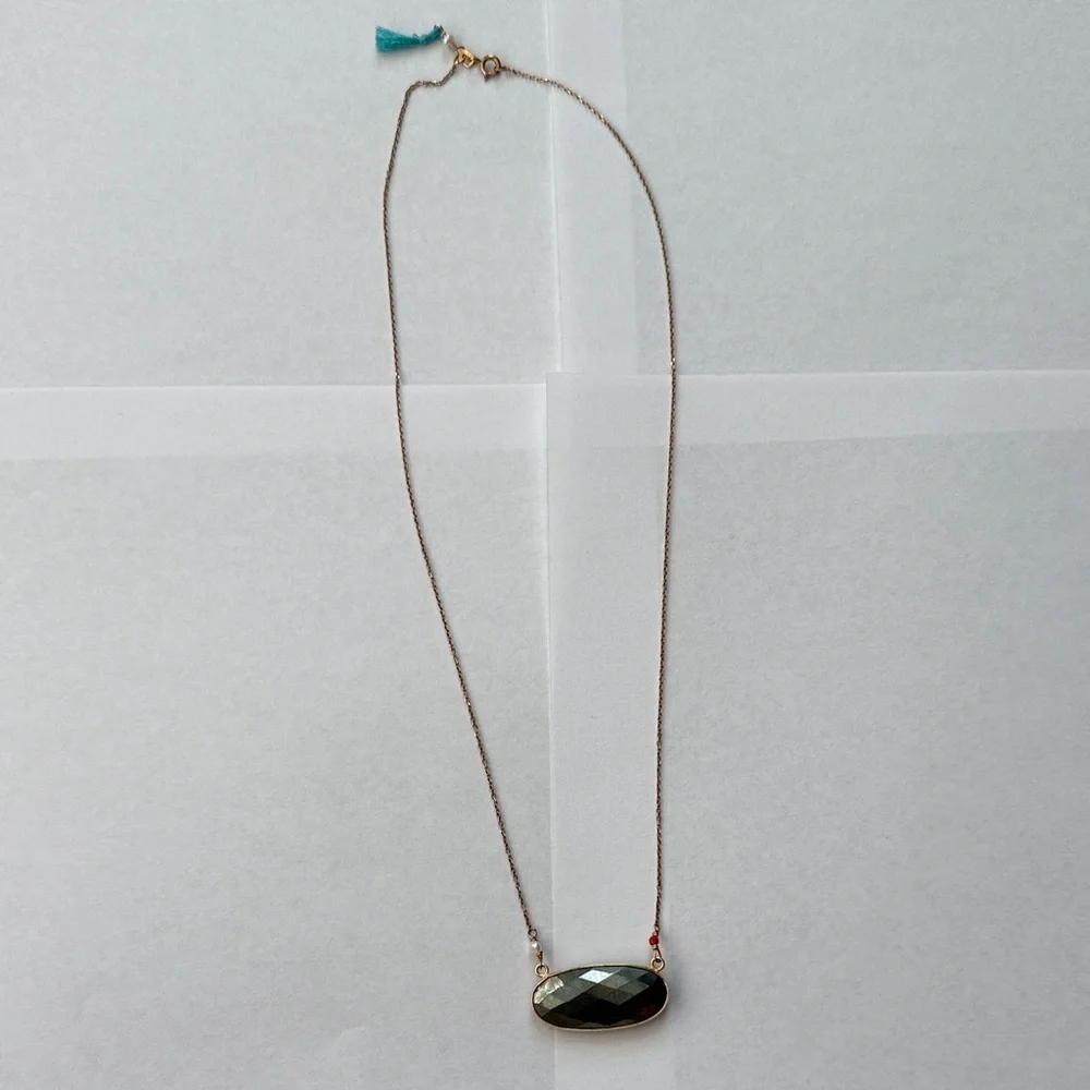 Elegant green and gold Pendant Necklace